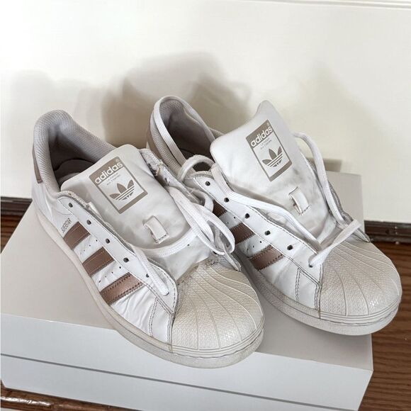 adidas Superstar White with pearlized rose gold stripes and heel 8 W - Picture 1 of 9